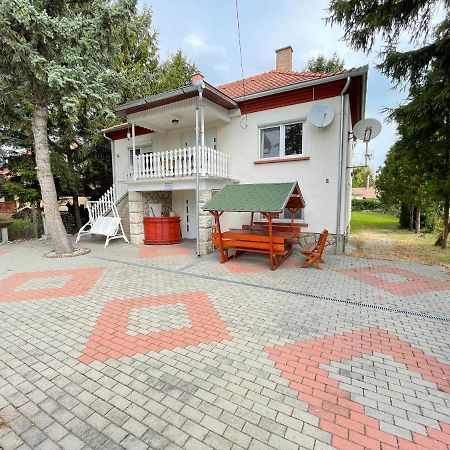 Hunyadi Nyaraló Balatonkeresztúr Exterior foto
